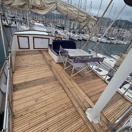 Bateau De Legende Botel