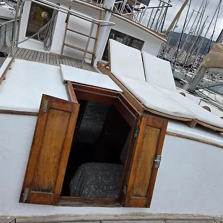 Botel Bateau De Legende *