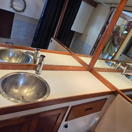 Botel Bateau De Legende *