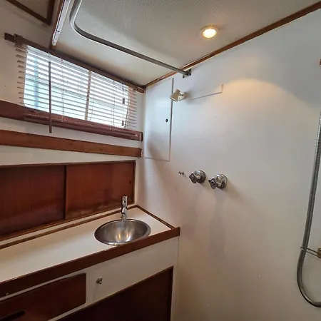 Bateau De Legende Botel