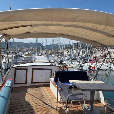 Bateau De Legende Botel