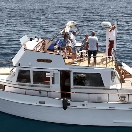 Bateau De Legende Botel