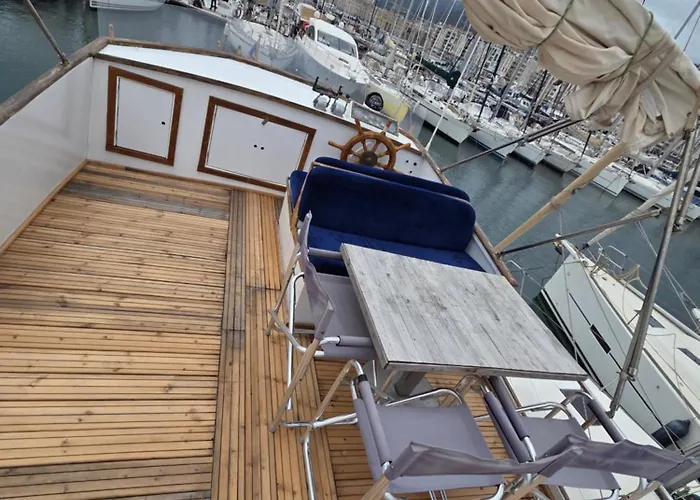 Bateau De Legende Botel