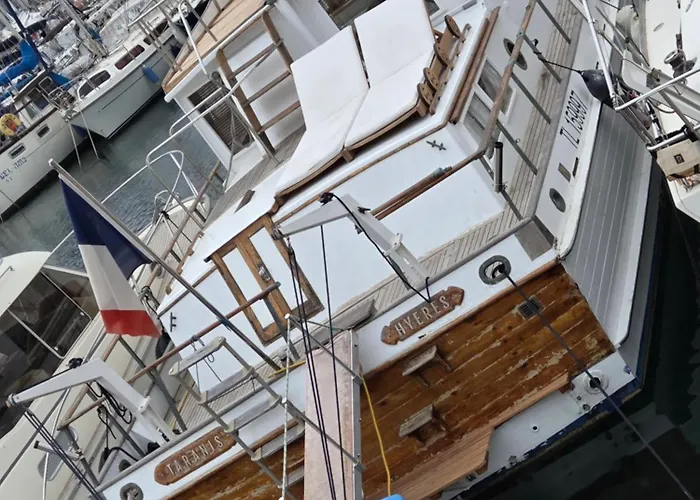 Bateau De Legende Ботель